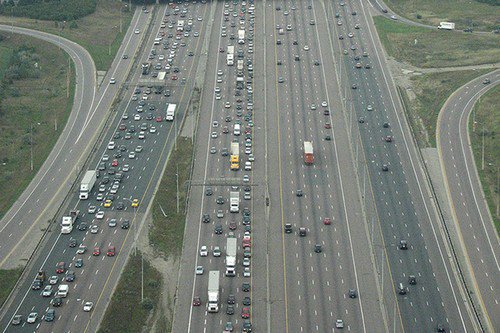 18-lane-wide-highway-401-south-of-toronto-pearson-international-airport