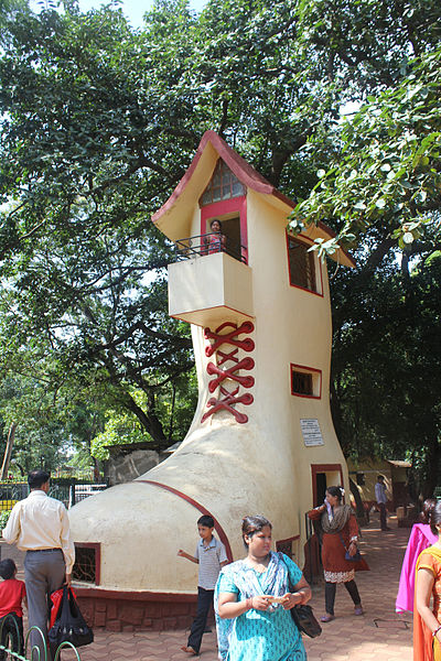 Giant hot sale shoe house